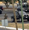 Policías del Estado de Colima, militares del ejército y grupo de personas en un área acordonada con una camioneta negra donde un hombre fue asesinado a balazos