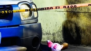 Peluche de cerdito en escena del crimen