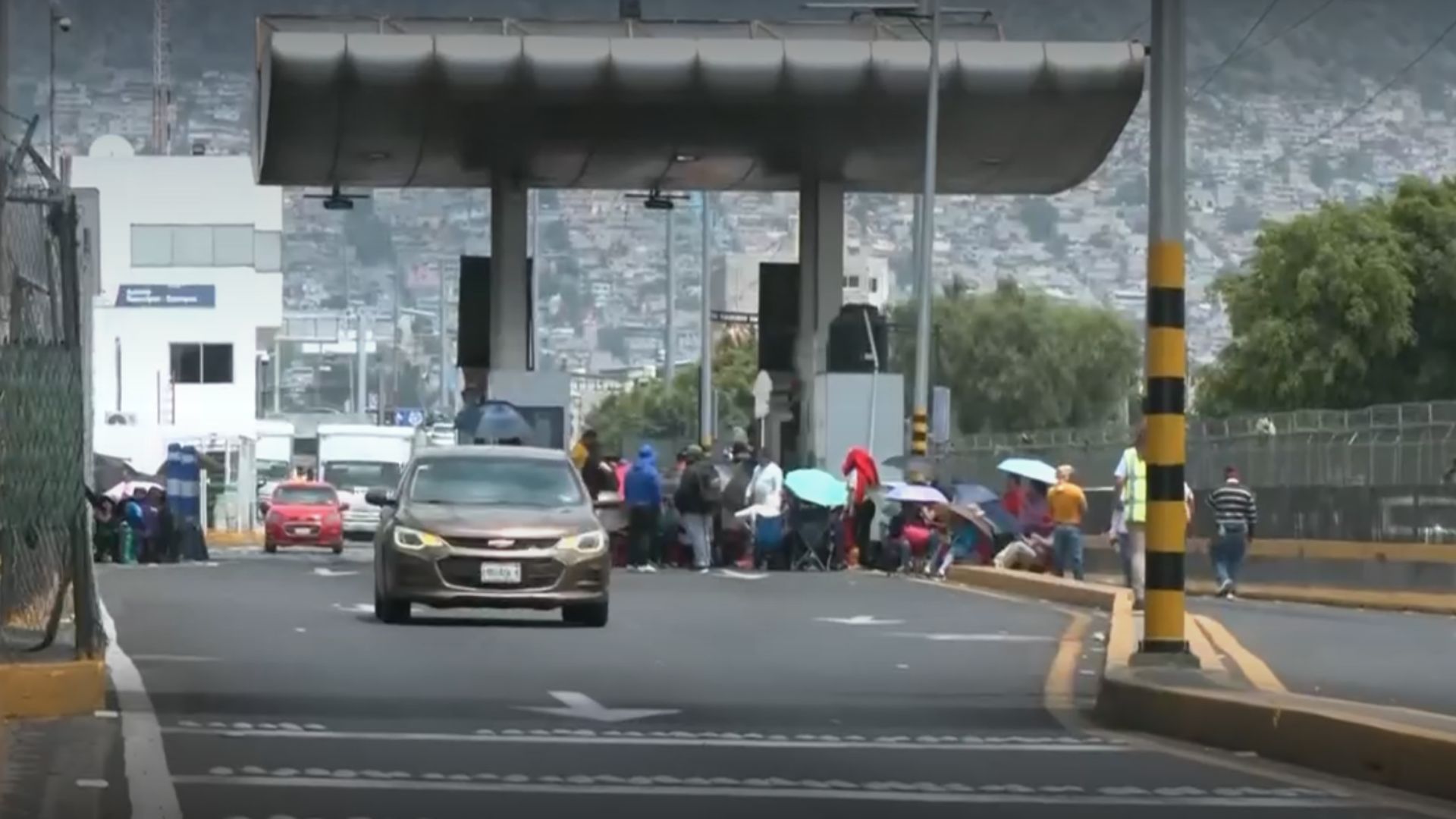 Maestros de la CNTE liberan las plumas de cobro; exigen avances en mesas de negociación con autoridades de la SEP.