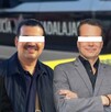 Empresarios Jaime Arias, José Adrián Corona y Carlos Newton Frausto con una patrulla de la Policía de Guadalajara desenfocada en el fondo