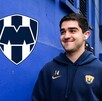 Cesar Garza caminando rumbo al vestidor de Pumas.