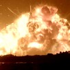 Explosión de un cohete de Blue Origin envuelto en una bola de fuego, llamas y humo sobre una plataforma de despegue