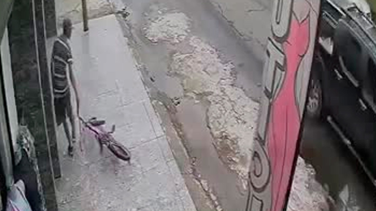 Un acto de delincuencia ha causado gran indignación entre los habitantes de la ciudad de Torreón, luego de que se difundiera el video del robo de una bicicleta.