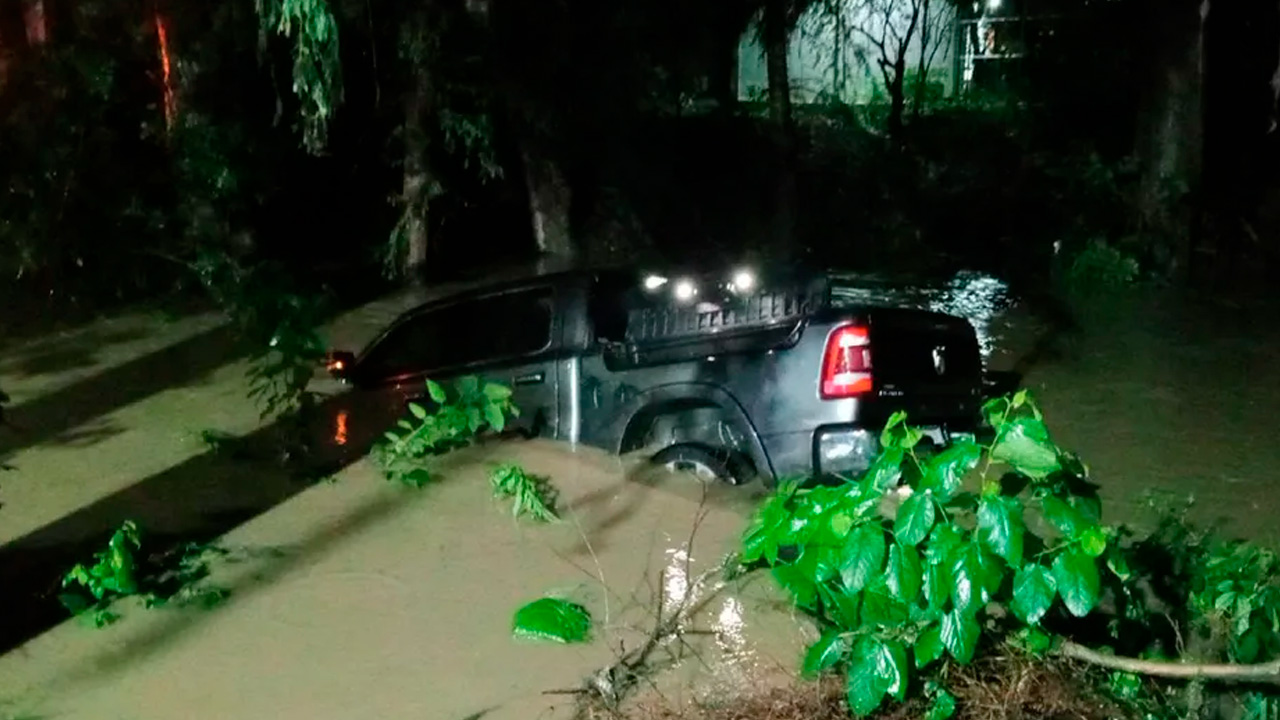 Una camioneta cayó al interior de un arroyo en Allende tras derrapar sobre la carretera Allende-Cadereyta.