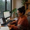 Persona haciendo home office por mal clima y lluvias