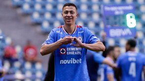 Jugador del Cruz Azul saludando a la cámara.