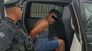 Elementos policiacos de Monterrey detienen a hombre por conducir auto robado