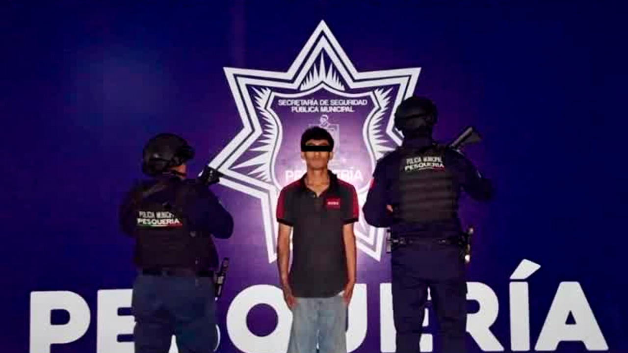 Un adolescente fue detenido en la colonia Colinas del Aeropuerto, en Pesquería, mientras presuntamente desmantelaba una motocicleta robada.
