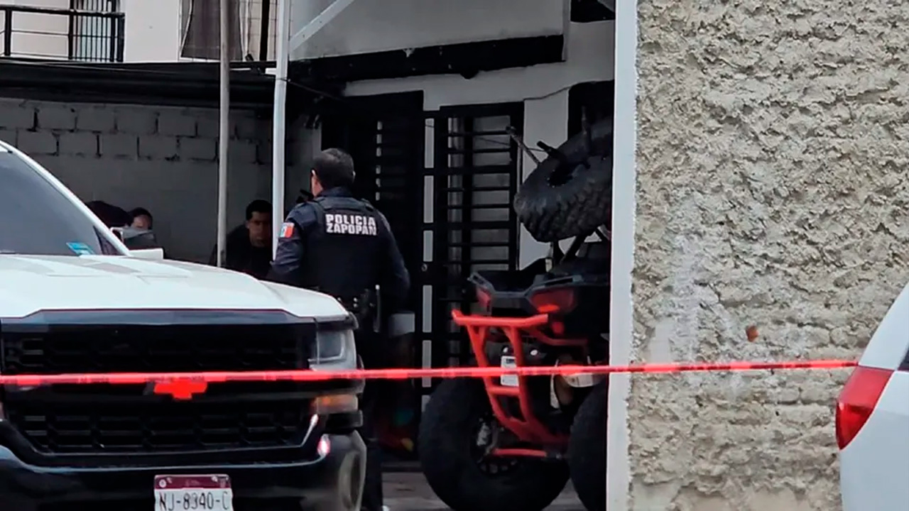 Un hombre de 32 años fue asesinado a balazos cuando salía de su domicilio en la colonia Valle de los Molinos, en Zapopan.
