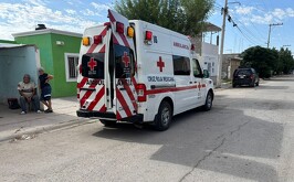 Paramédicos atendiendo a una mujer que dio a luz sola en su vivienda en colonia Villas Universidad.