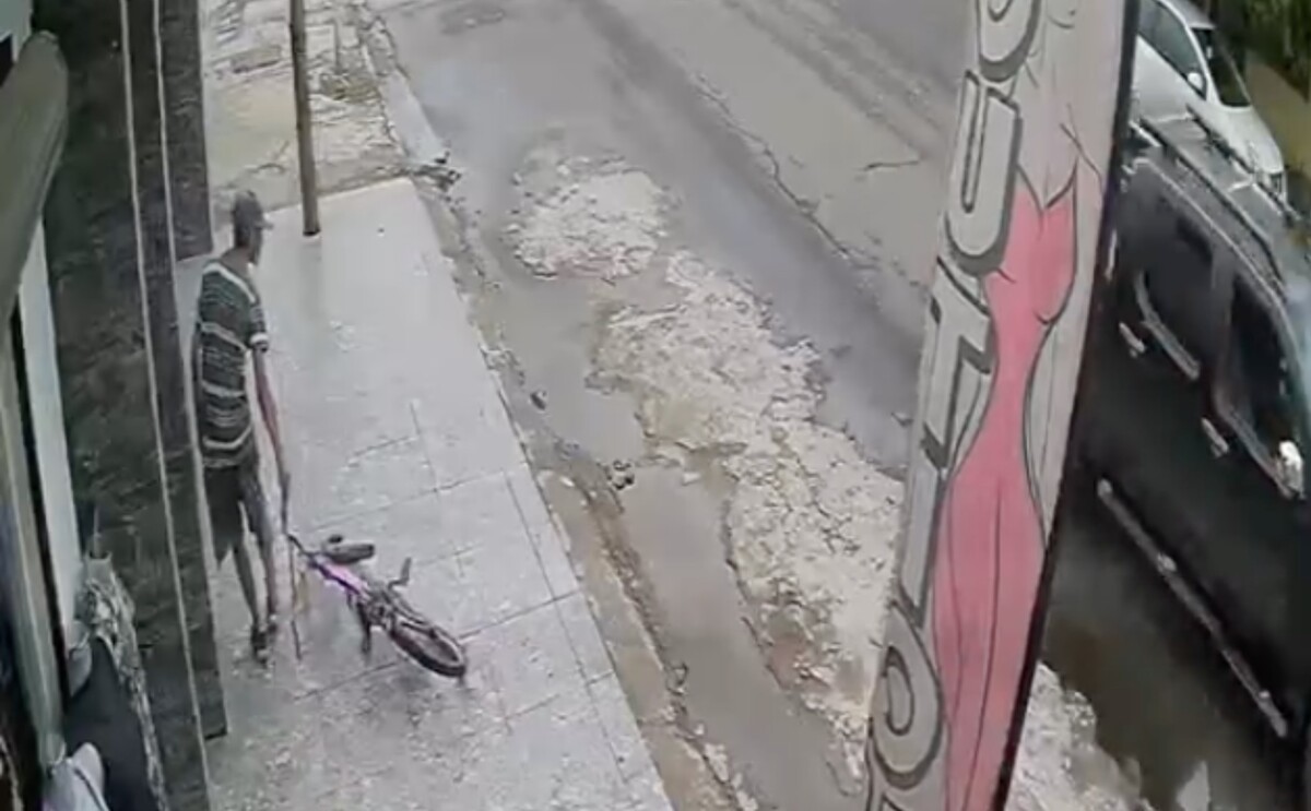Captura de video donde se muestra a un sujeto robando la bicicleta de una niña en colonia Vicente Guerrero de Torreón.