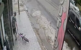 Captura de video donde se muestra a un sujeto robando la bicicleta de una niña en colonia Vicente Guerrero de Torreón.