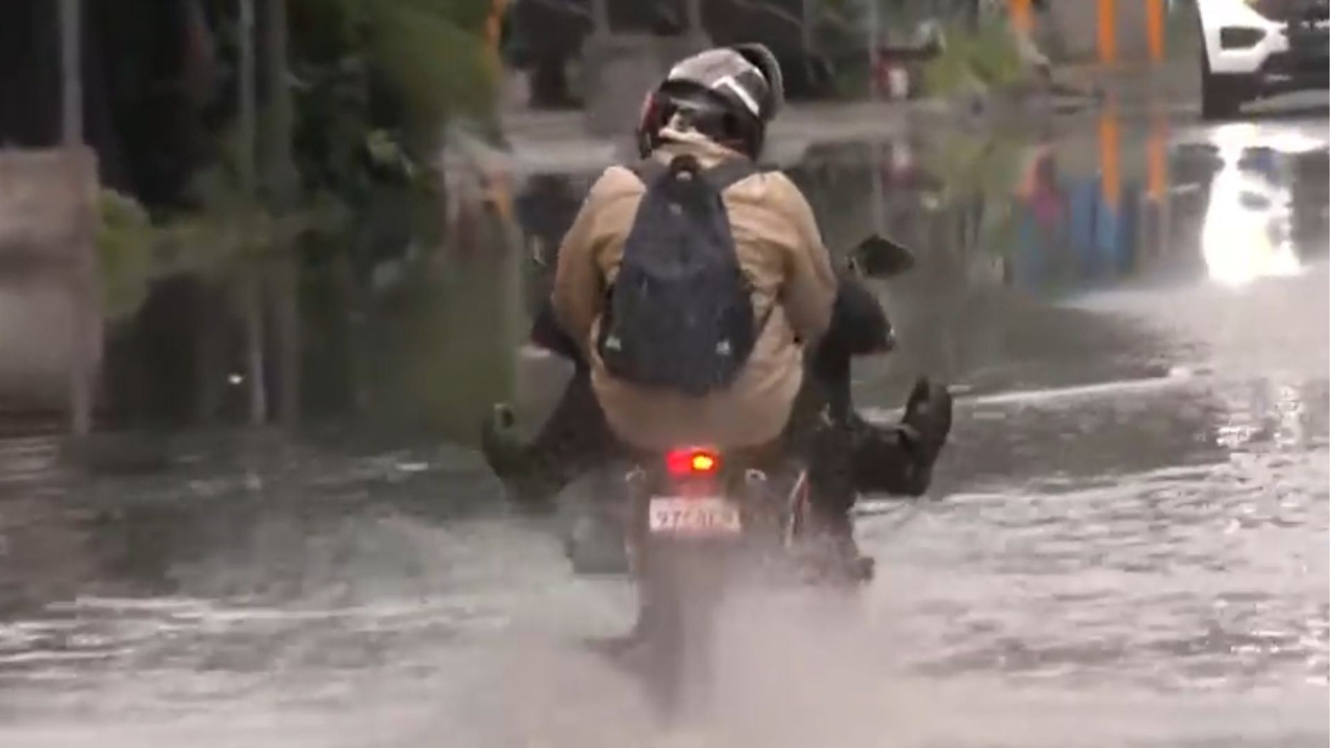 Estacionamientos subterráneos quedaron bajo el agua en la calle Pirotecnia tras el colapso del drenaje por intensas tormentas en la zona oriente de la CdMx.