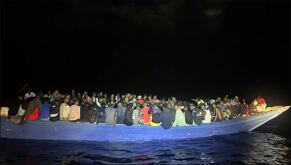 Autoridades de EU interceptaron una embarcación sobrecargada con 240 haitianos. El comisionado Rodney Scott advierte sobre los peligros de la migración