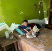 Se observa a un niño que está recostado sobre una cama.