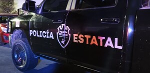 Vista lateral de una patrulla de la Policía del Estado de Jalisco durante la noche con el logotipo de la dependencia grabado en la puerta del conductor