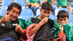 Aficionados besando la playera de la Selección Mexicana.