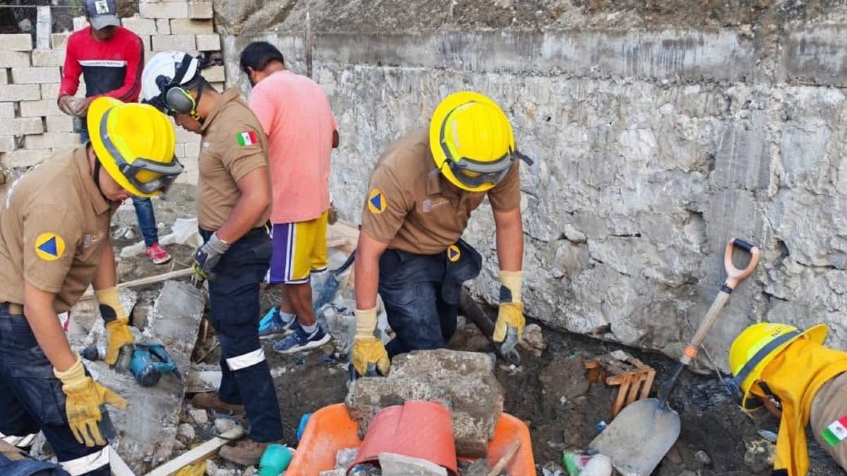 Bomberos quitan escombros de una escuela en Zoquitlán