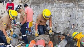 Bomberos quitan escombros de una escuela en Zoquitlán