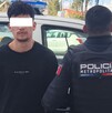 La foto de un policía municipal junto con el detenido en las inmediaciones de una plaza comercial de Tlajomulco de Zúñiga
