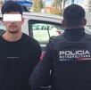La foto de un policía municipal junto con el detenido en las inmediaciones de una plaza comercial de Tlajomulco de Zúñiga