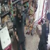 dos jóvenes ingresan a la tienda de abarrotes en Jardines de Cruz del Sur para someter al adulto mayor.