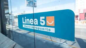 Letrero de La Línea 5 de Mi Macro Aeropuerto grabada en una de las puertas de cristal en una de las estaciones en Carretera a Chapala