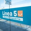 Letrero de La Línea 5 de Mi Macro Aeropuerto grabada en una de las puertas de cristal en una de las estaciones en Carretera a Chapala