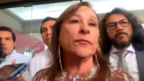 Mujer hablando ante medios de comunicación.