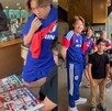 Niño conviviendo con jugadores de la selección de Japón.