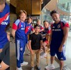 Niño conviviendo con jugadores de la selección de Japón.