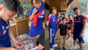 Niño conviviendo con jugadores de la selección de Japón.