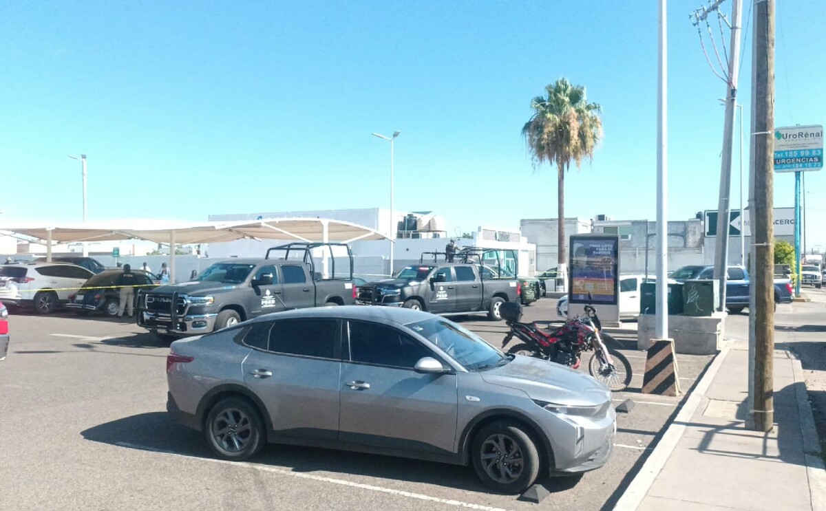 Autoridades realizando la detención de un sujeto armado que intentó esquivar un retén.