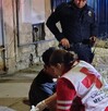 Paramédicos atendiendo a joven lesionado.