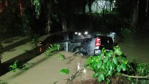 Camioneta volcada en Allende.
