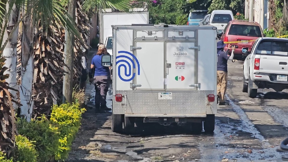 Camioneta y personal del IJCF en calles de Ojuelos donde fue hallado el cuerpo de un hombre asesinado
