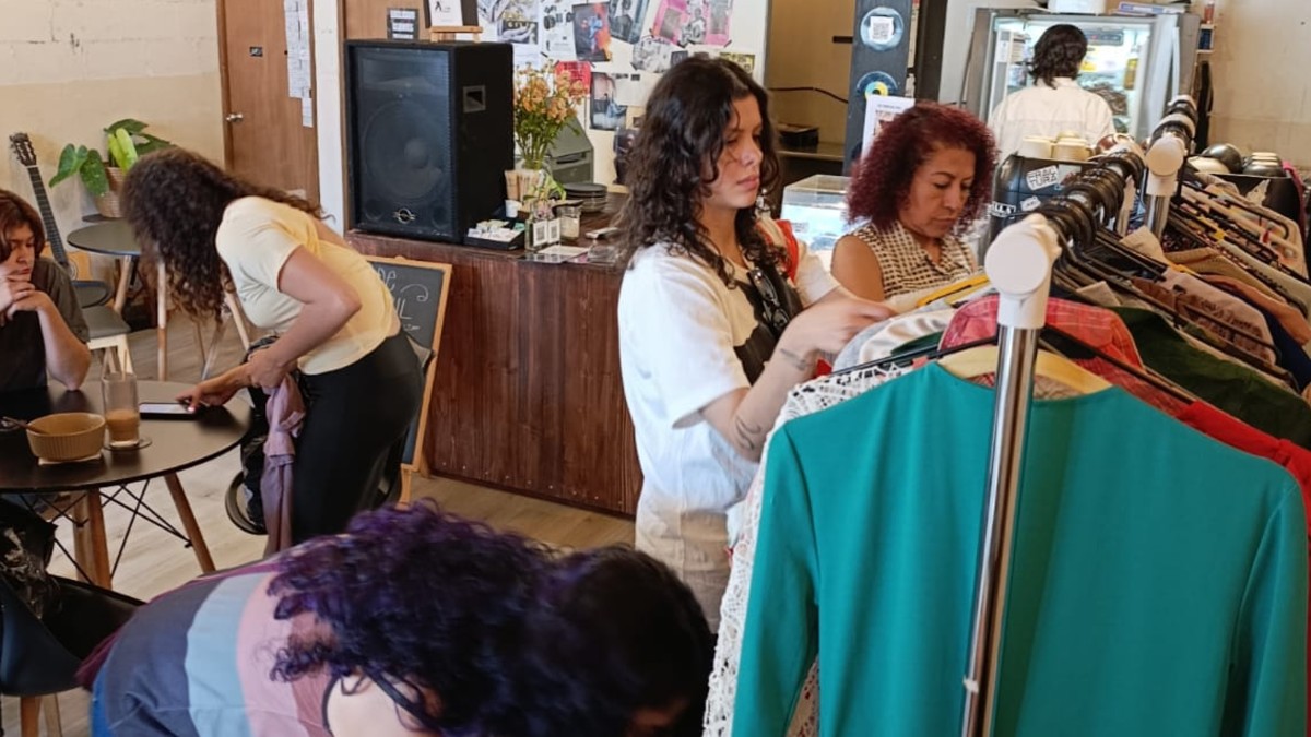 Secondi promueve la moda sostenible mediante talleres, intercambios de ropa y actividades que buscan dar una segunda vida a las prendas.