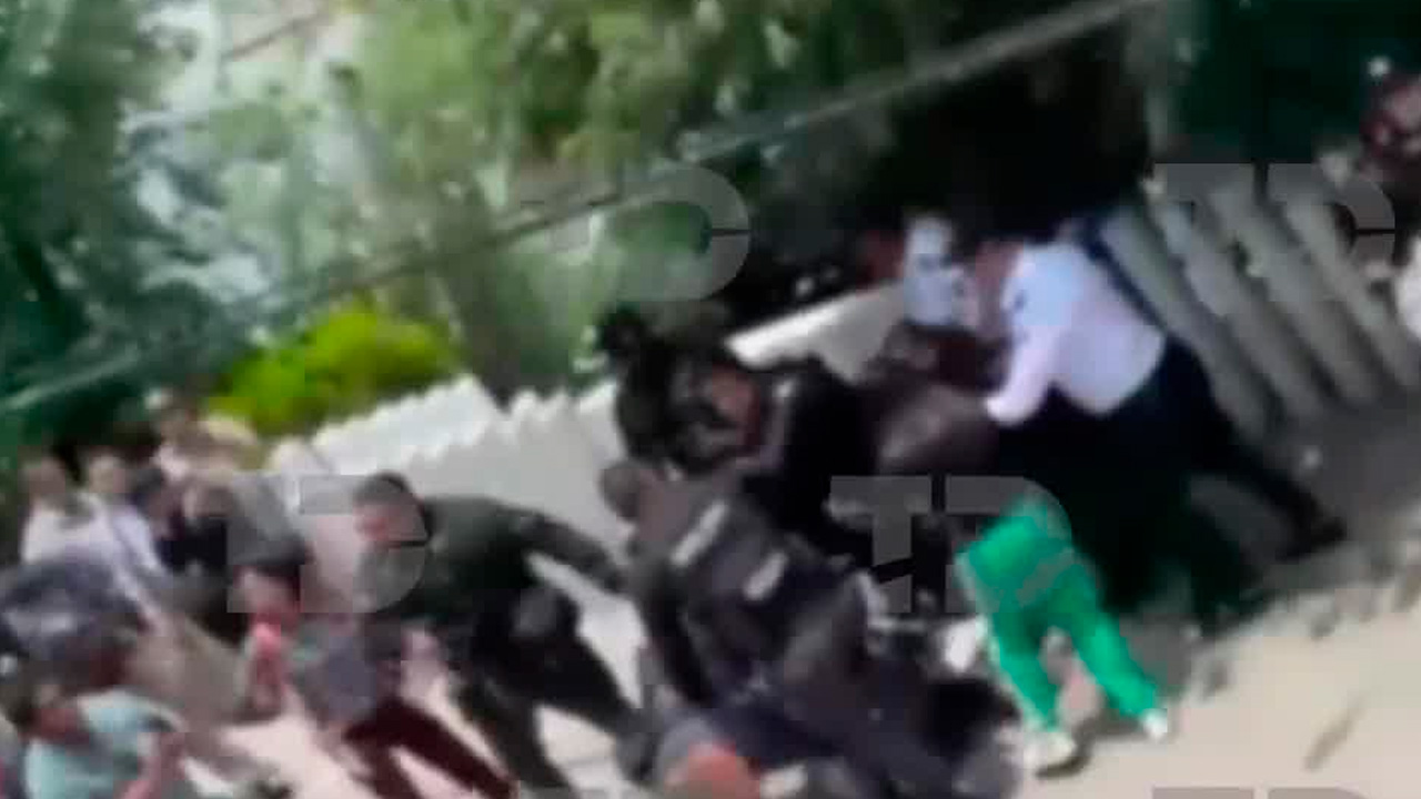 Una protesta estudiantil en el Conalep 198 por la destitución de la directora derivó en enfrentamientos con policías municipales.