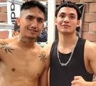 Arellano y Grimaldo cerca de un ring de box en posición de pelea