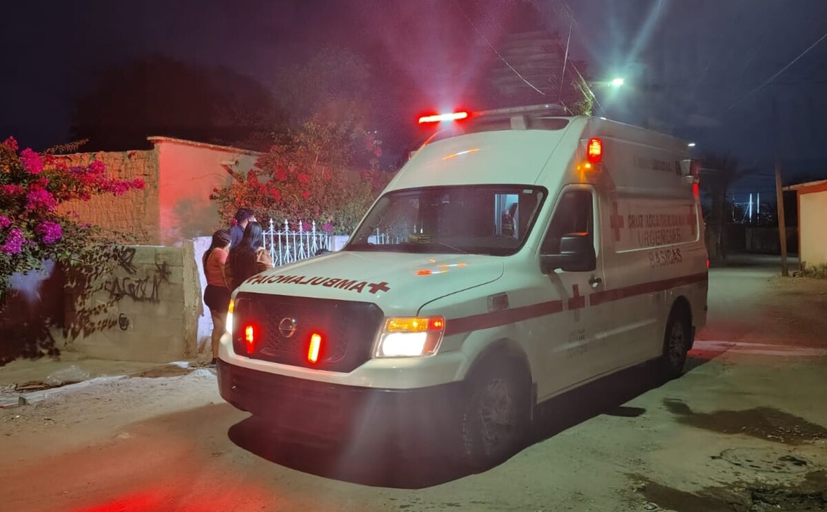 Paramédicos atendiendo a un joven que fue localizado intoxicado y lesionado en el ejido El Águila de Torreón.