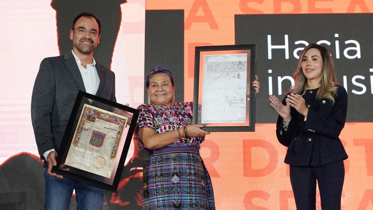 la activista rigoberta menchú recibe un reconocimiento