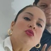 Mujer maquillada sonriendo para una fotografía.