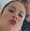 Mujer maquillada sonriendo para una fotografía.