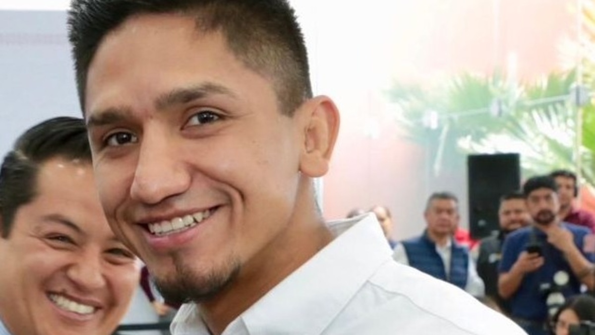Arellano con traje blanco en rueda de prensa