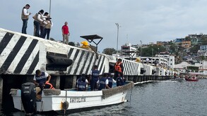 Oficiales de la Secretaría de Marina a bordo de una lancha con el nombre Sayulita y resguardando el puerto de Manzanillo en Colima