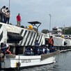 Oficiales de la Secretaría de Marina a bordo de una lancha con el nombre Sayulita y resguardando el puerto de Manzanillo en Colima