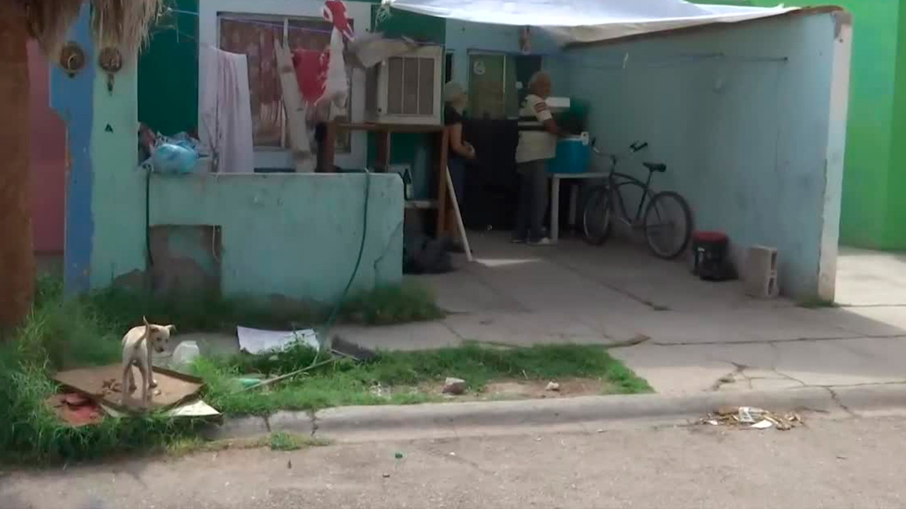 Una mujer dio a luz al interior de su vivienda luego de que fue regresada a su casa en dos ocasiones del hospital en Torreón.