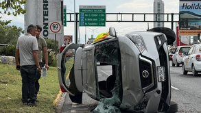 En la avenida Constitución un conductor perdió el control del volante y se volcó, generando caos vial.