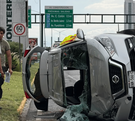En la avenida Constitución un conductor perdió el control del volante y se volcó, generando caos vial.