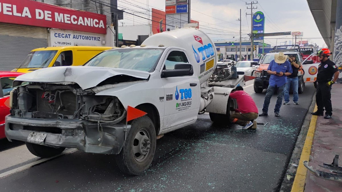 Un choque múltiple en el centro de Guadalupe involucró una pipa de gas y provocó una fuga de Gas LP.